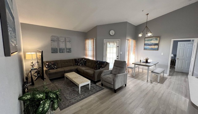 CHARMING CONDO MINUTES FROM GORGEOUS BEACHES & LOTS OF ATTRACTIONS