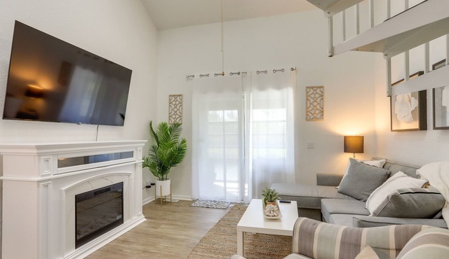 Charming Condo on Lake Erie w/Community Pool