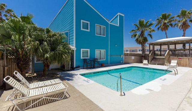 Charming condo. Sleeps 4-Pool. Walk to beach! 2nd Floor.