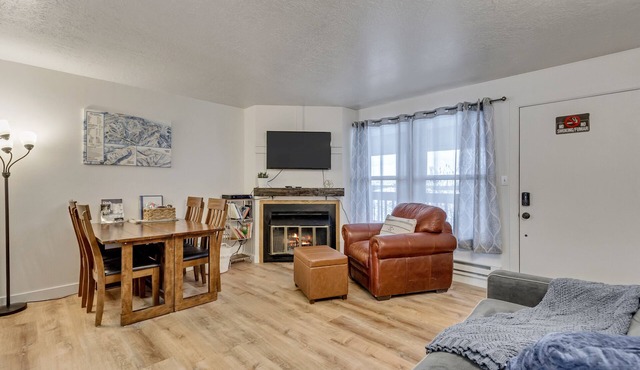 Charming condo w/king bed, hot tub, pool, minutes away from world class skiing