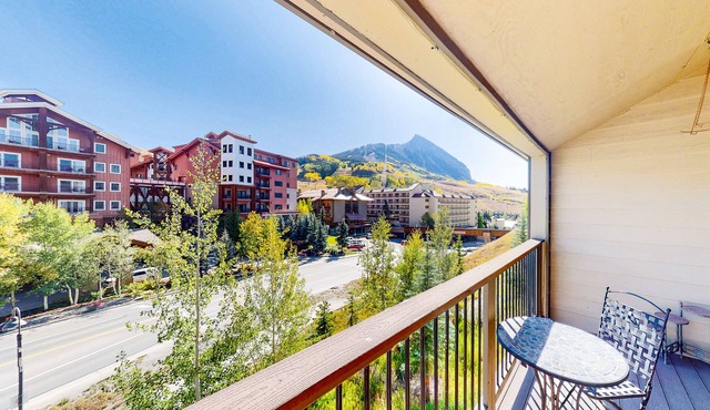 Charming condo with mountain view, skiing, fireplace, & balcony