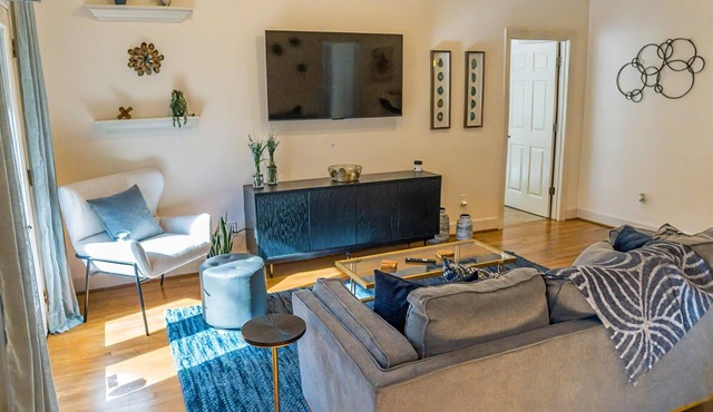 Charming Condo with Neighborhood Feel, Perfectly Located in Highland Park!
