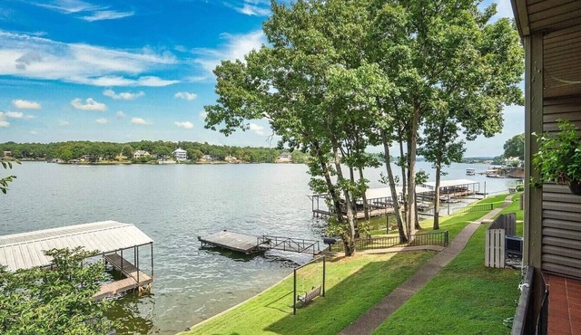 Charming condo with beautiful lake views