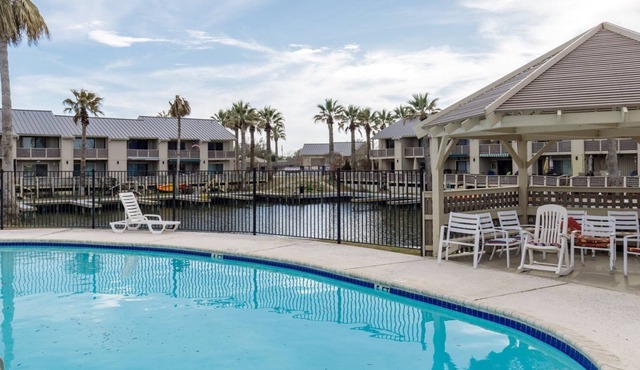 Charming condo with views of Little Bay!