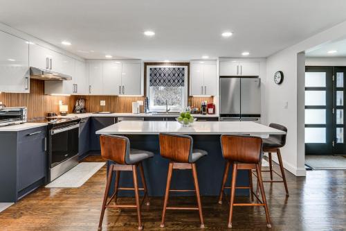 Charming Connecticut Hideaway: Year-Round Fun!