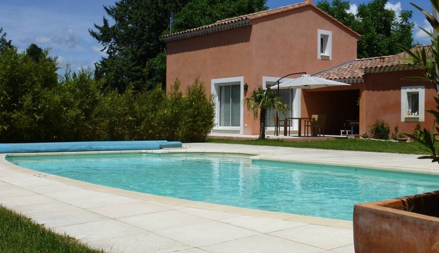 Charming contemporary gîte: wooded property, private pool, Luberon view