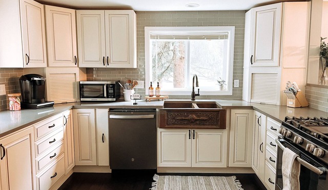 Charming & Convenient Home WITH HOT TUB