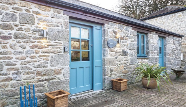 Charming Cornish cottage with shared pool/hot tub, nr Falmouth/Helford River.