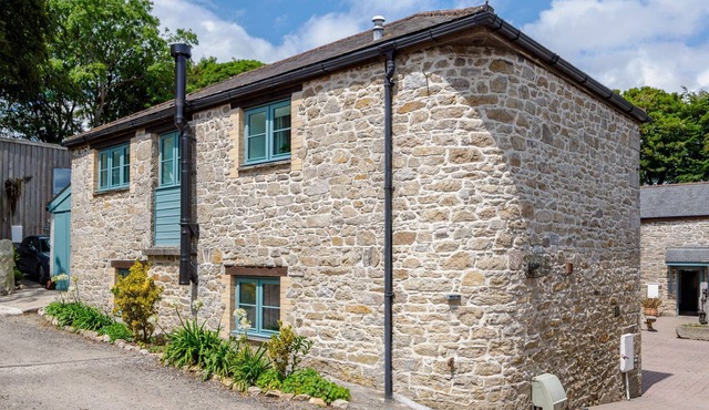 Charming Cornish cottage with shared pool/hot tub, sleeps 6, nr Falmouth