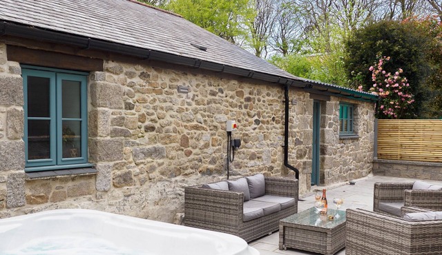 Charming Cornish cottage with private hot tub/shared pool, nr Falmouth