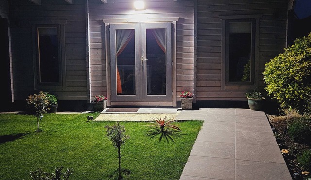 Charming & Cosy Self Contained Log Cabin, Private Entrance & Free on St Parking