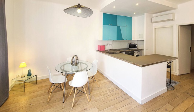 Charming cosy and sunny apartment in the picturesque port of Nice disctrict