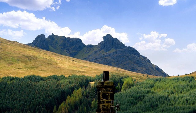 Charming Cosy Cottage for 8, by Loch Long & Loch Lomond | Dog friendly