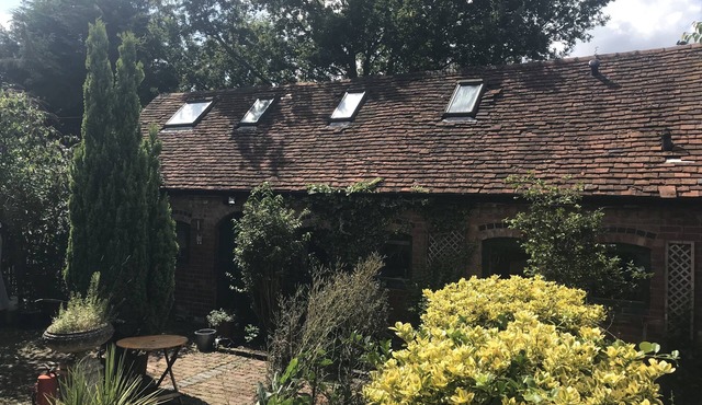 Charming cosy country cottage, barn conversion with private garden.Pets welcome