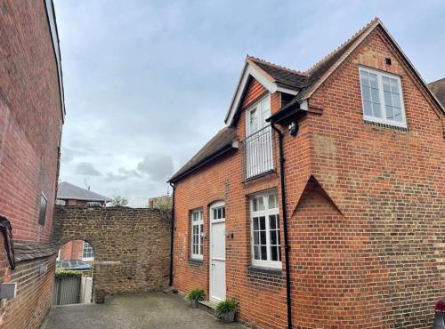 Charming & Cosy Town Centre Home with Parking