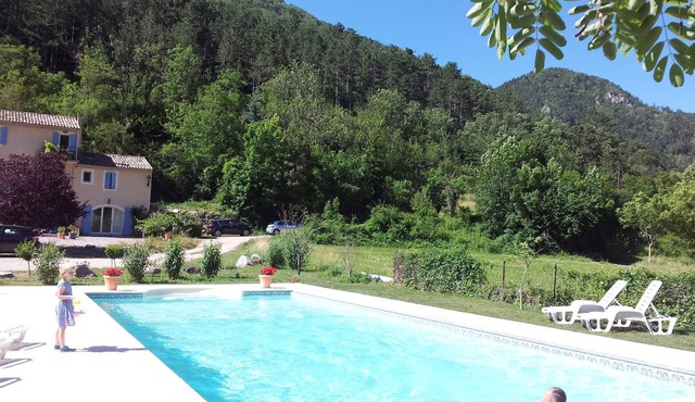 Charming cottage with large garden only 3 mn from medieval village center