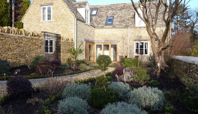 Charming Cotswold Stone Cottage with 3 Large En-Suite Bedrooms and Pretty Garden