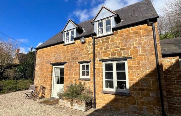 Charming Cotswold stone cottage in the Oxfordshire countryside