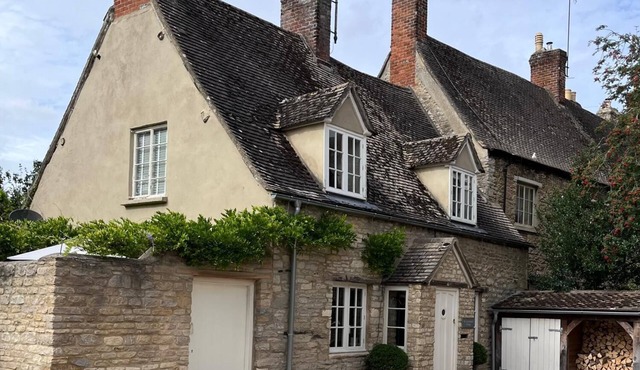Charming Cotswold Stone 3 Bed Cottage in Centre of Witney with Free Parking