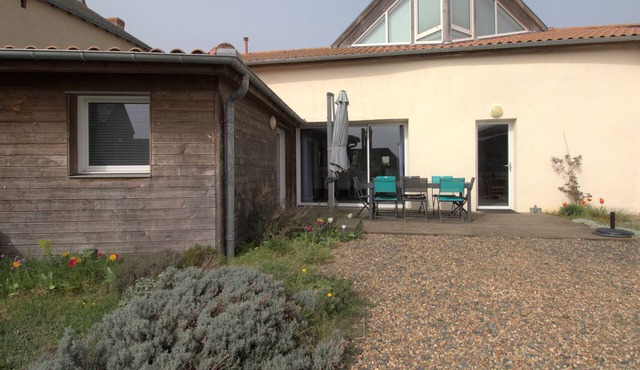 Charming Cottage in Loire Valley Vineyards with Modern Comfort and Garden Access