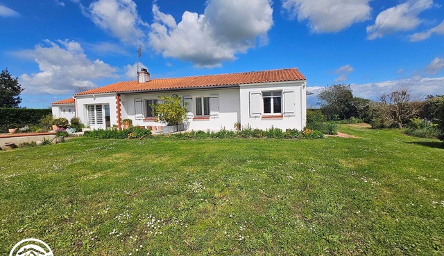 Charming Cottage with Garden, Near La Barre-de-Monts, Sleeps 5