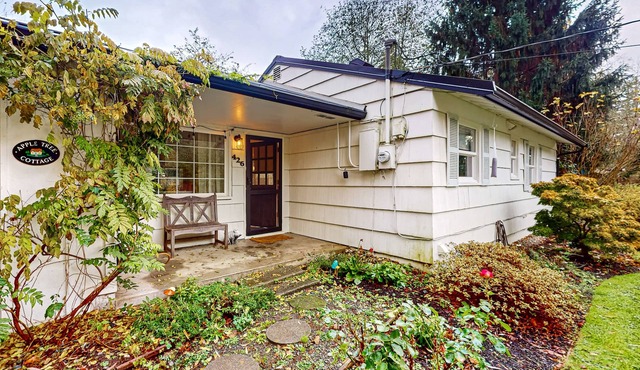 Charming cottage with new finishes, Wifi & walking distance from strawberry park