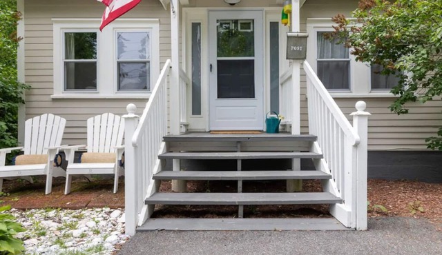 Charming cottage short walk to beach!