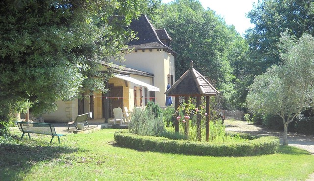 CHARMING COTTAGE WITH HUGE GARDEN AND PRIVATE FENCED POOL 500m FROM BEYNAC