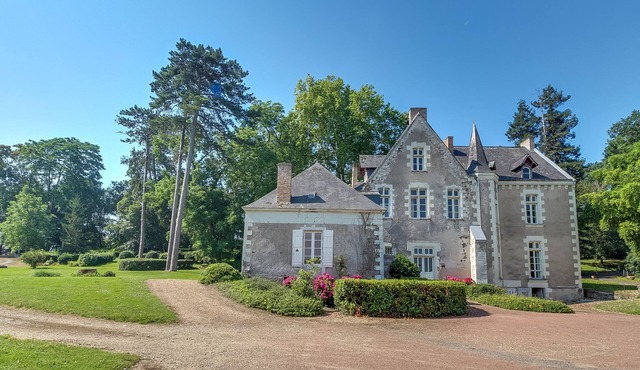 Charming cottage on the banks of the Mayenne river