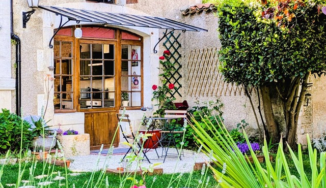 Charming Cottage with exclusive use of the Jacuzzi upon requestn