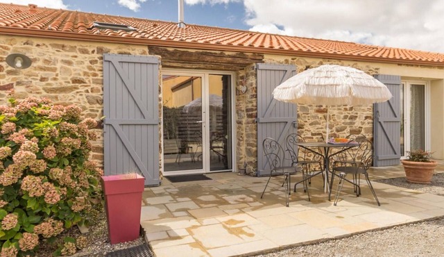 "Charming Cottage with Private Garden, Jacuzzi, and Bikes – Near Nantes & Beach"