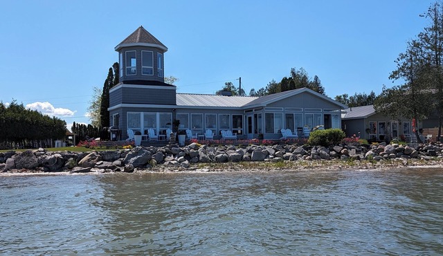 Charming cottage with amazing views St Mary's River in De TourVillage