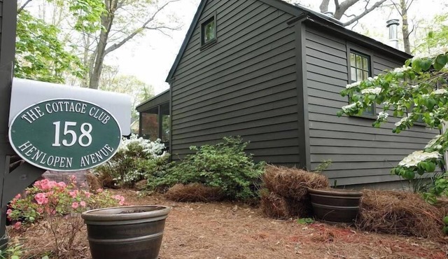 Charming Cottage Club, Steps to Beach & Shops, Private Porch & Loft Bedroom!