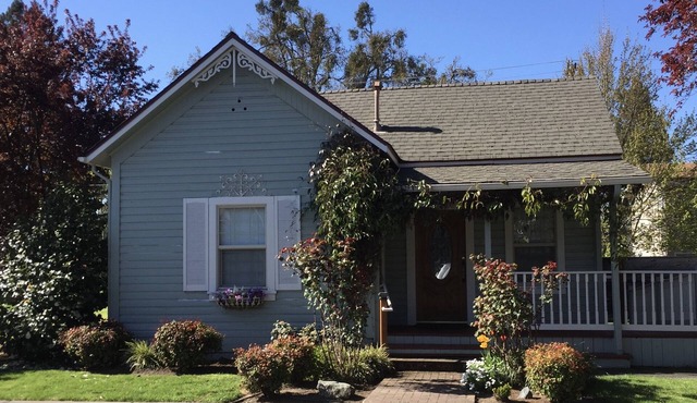 Charming Cottage 1 1/2 blocks from Historic Grants Pass