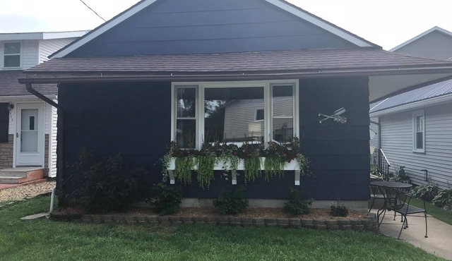 Charming Cottage - 1 block from boat launch/trailer parking, 2 blocks from Surf