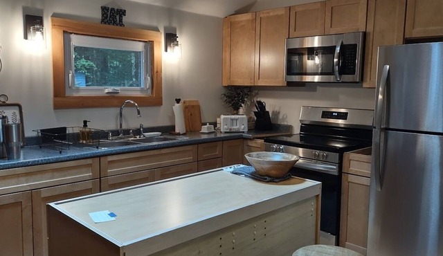 Charming Cottage 2 bedroom, AC, loft, deck screened porch, Lake View in Monmouth