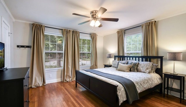 Charming Cottage 2 Living 5 Beds by AustinGetaways