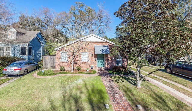 Charming Cottage, 2 mi. from Louisiana State University, restaurants & shopping!