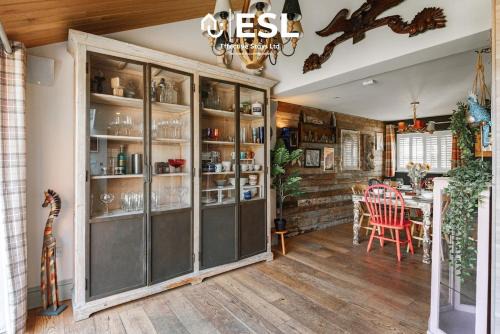 Charming Cottage 3-Bedrooms Sleeps 8 & Hot Tub