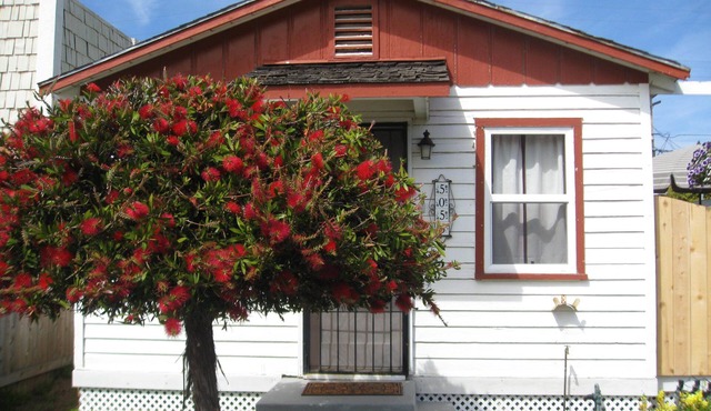 Charming Cottage: 5-minute walk to beach!