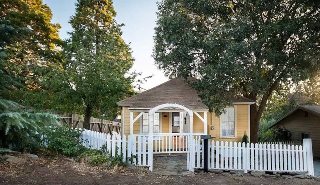 Charming cottage.A 1 minute walk to Main Street. Shops, Restaurants and more.
