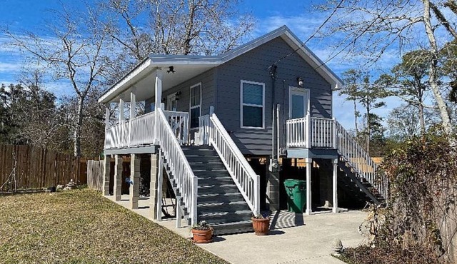 Charming cottage a block from the Lakefront. Walk to restaurants and shopping.