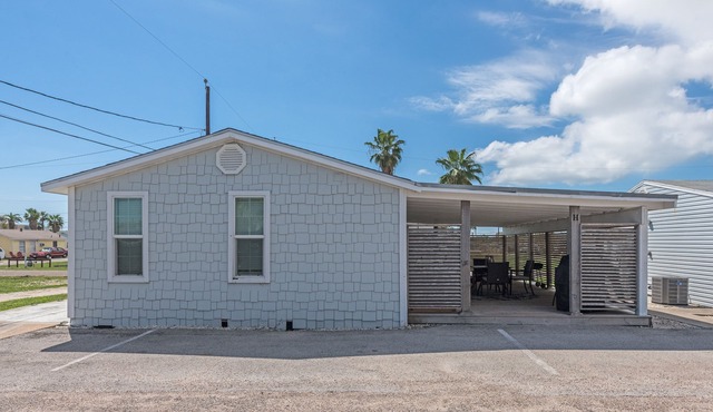 Charming cottage! Awesome covered patio, walking distance to the beach, golf ca