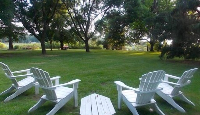 Charming cottage along water with private pier, near St. Michaels Winery