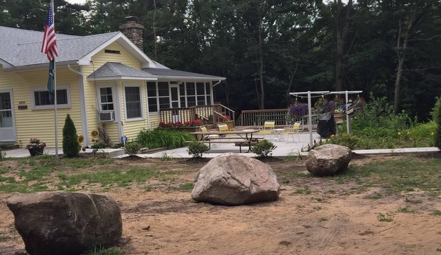 Charming Cottage at Stony Lake just one block from Lake Michigan & Stony Beaches