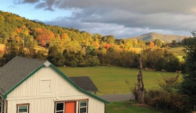 Charming cottage at the foot hills of the Shenandoah National Park