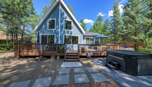 Charming Cottage-Backs the Nat.Forest with Spa, AC/Heat, Fire Pit and Game Room!