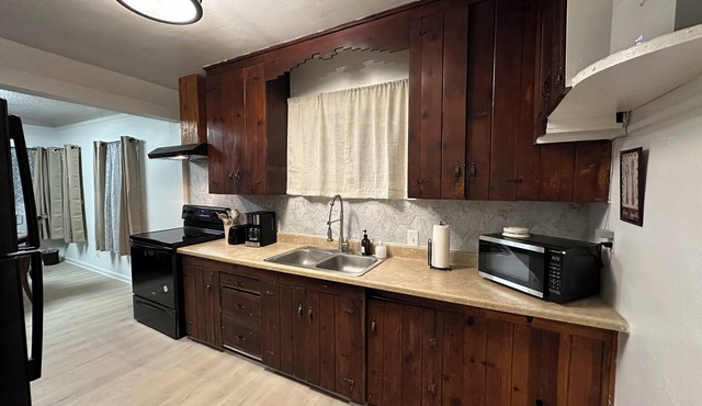 Charming cottage by Ft Bliss & US 54, WiFi, Private parking in delightful ElPaso