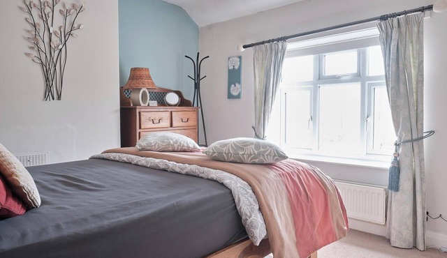 Charming cottage by a stream with trails from the doorstep in the peak district