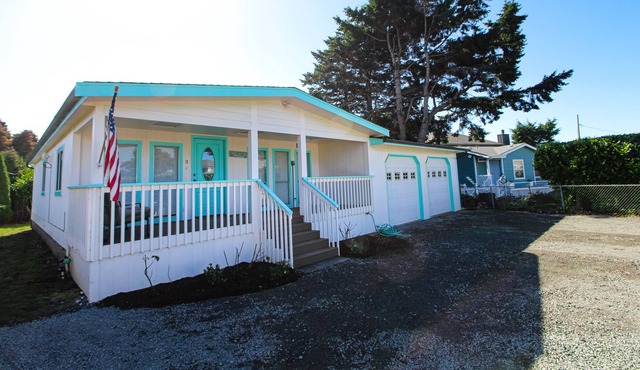 Charming cottage by Port of Brookings with WiFi & washer/dryer - walk to beach